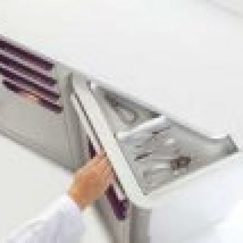 El módulo cajonera adicional, incorpora ruedas que facilitan el mejor posicionamiento dentro del gabinete de quiropodia