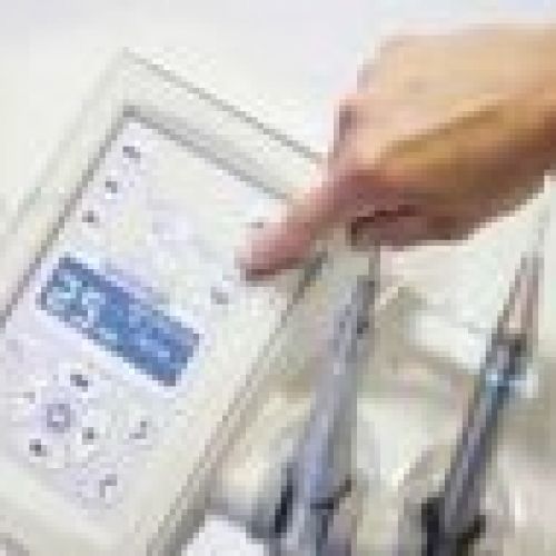 Teclado intuitivo con control de funciones de los instrumentos y movimientos del sillón